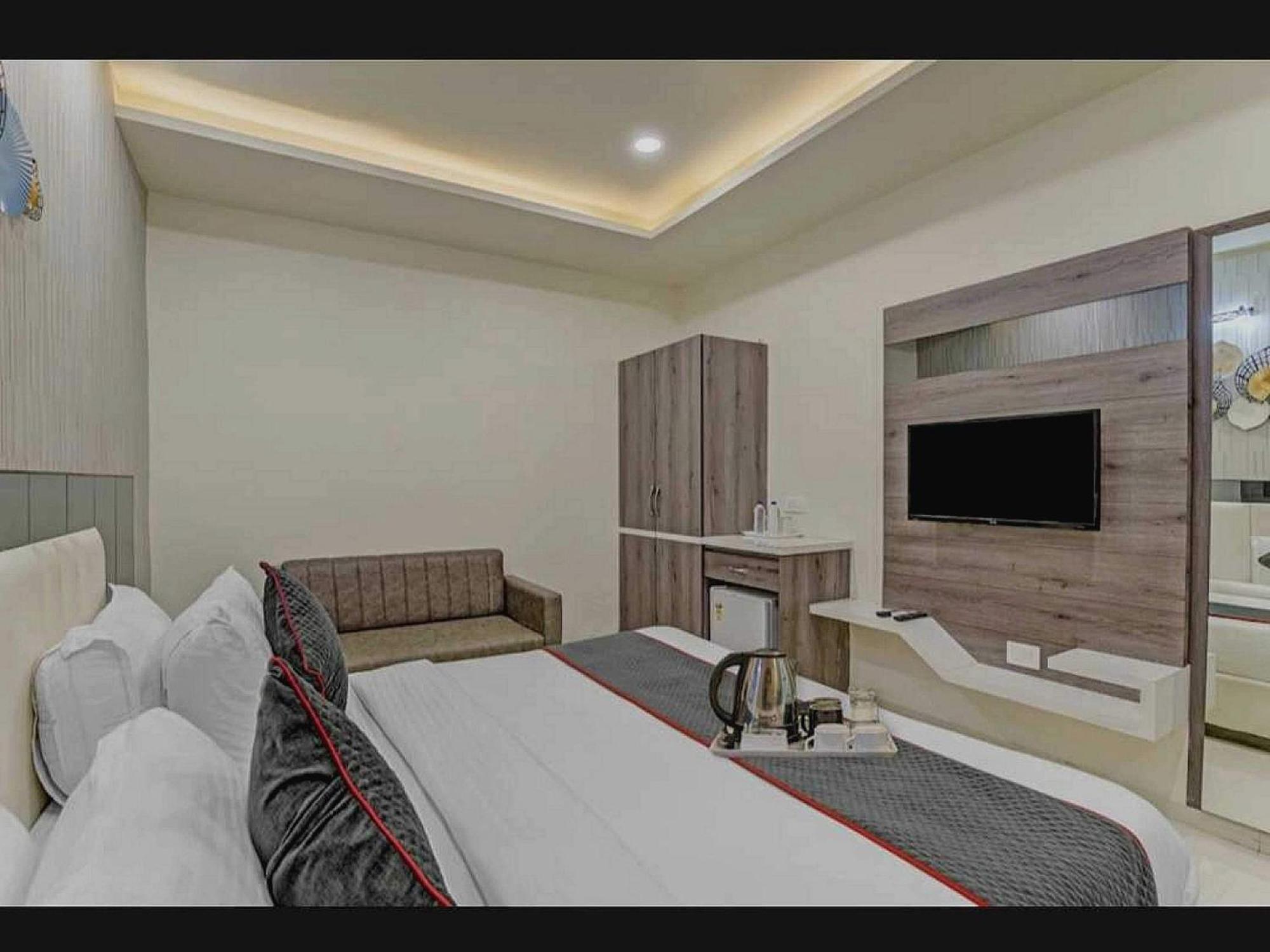 O Raas Near Near Paschim Vihar 3*