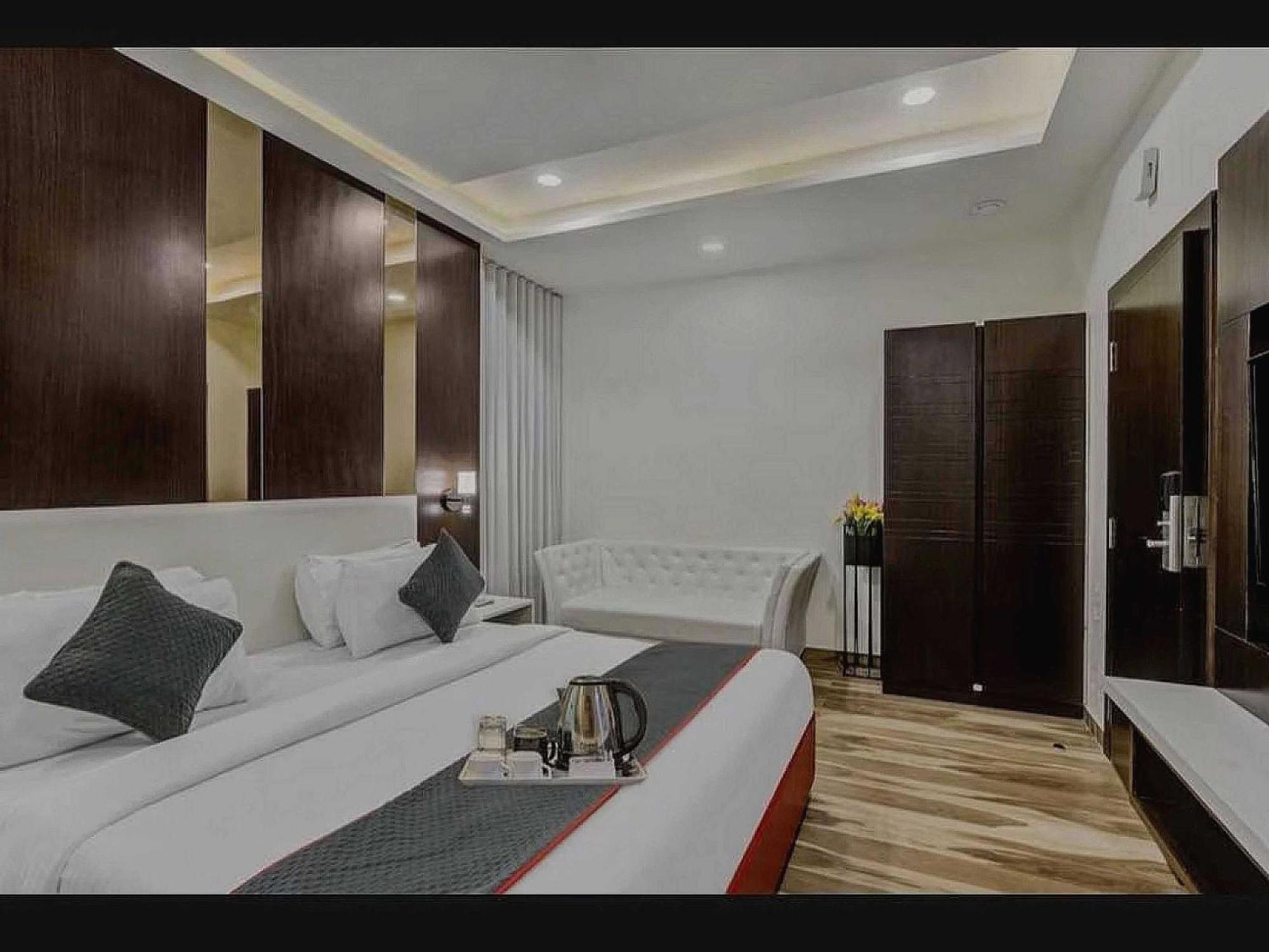 Hotel O Raas Near Near Paschim Vihar