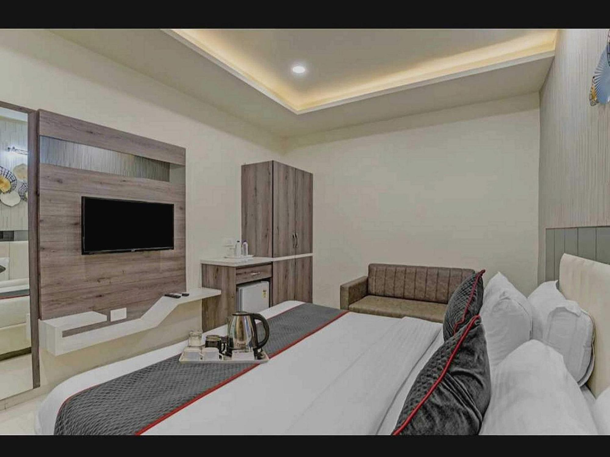 O Raas Near Near Paschim Vihar Hotel 3*