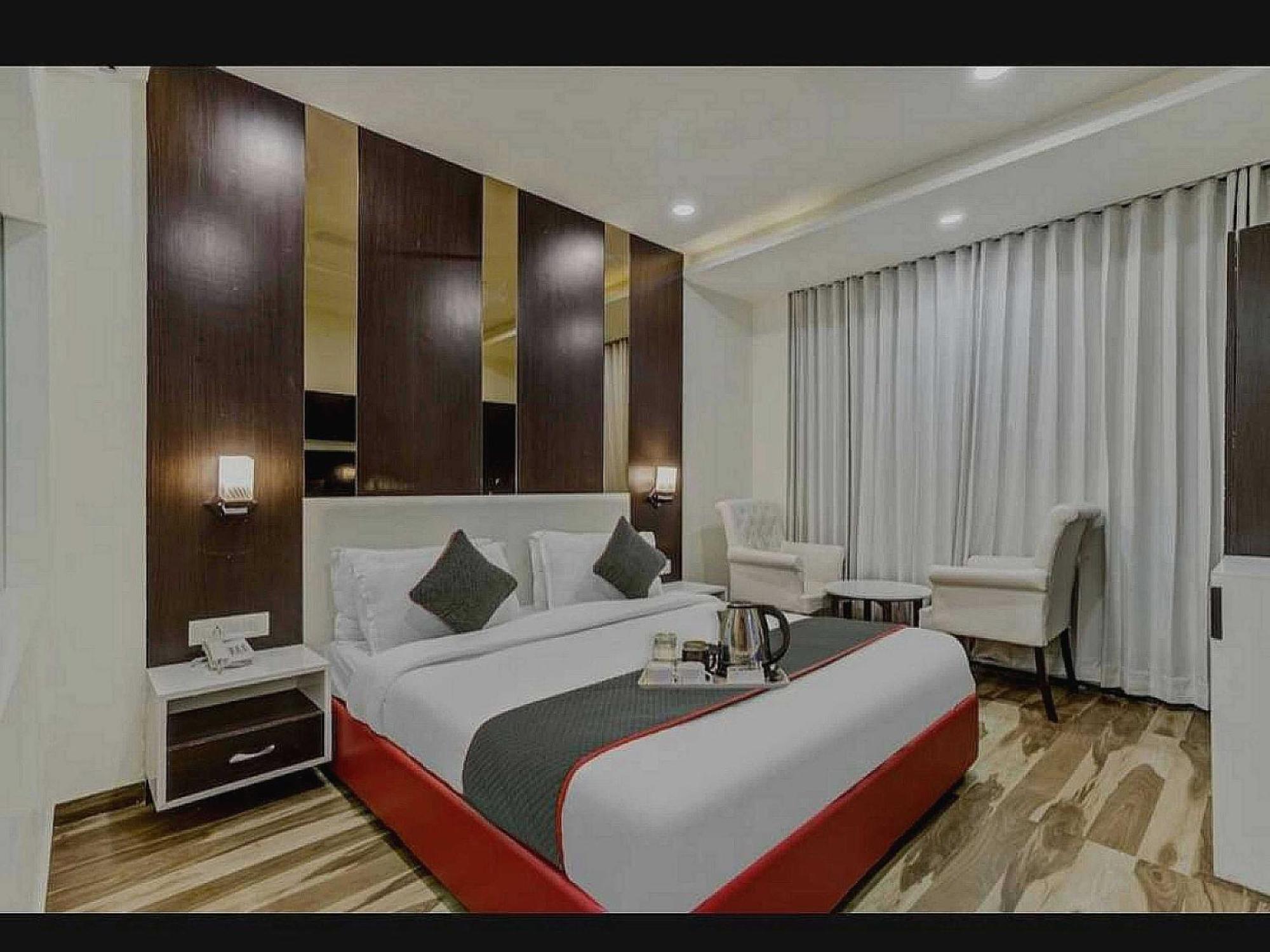O Raas Near Near Paschim Vihar Hotel 3*