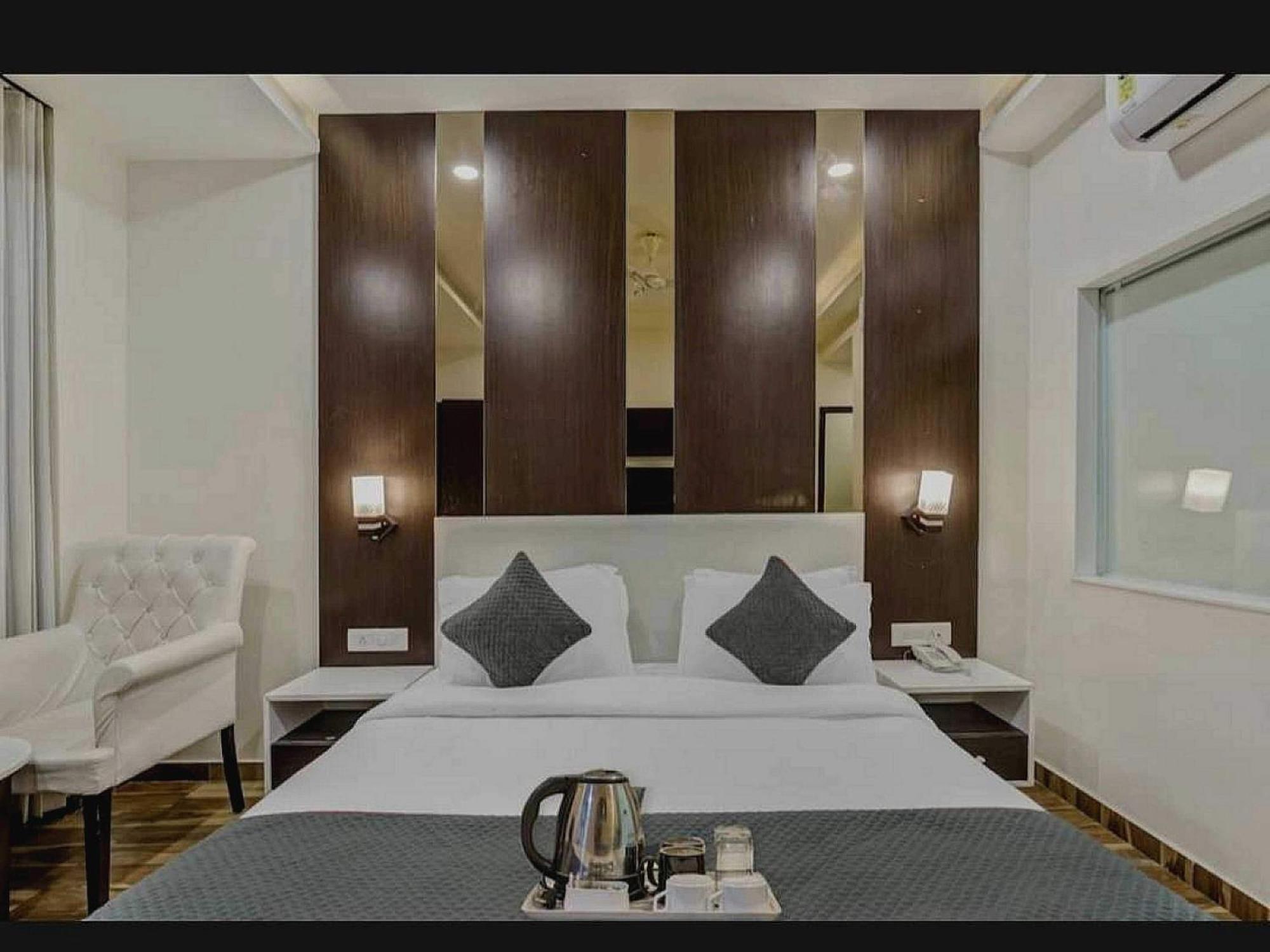 Hotel O Raas Near Near Paschim Vihar